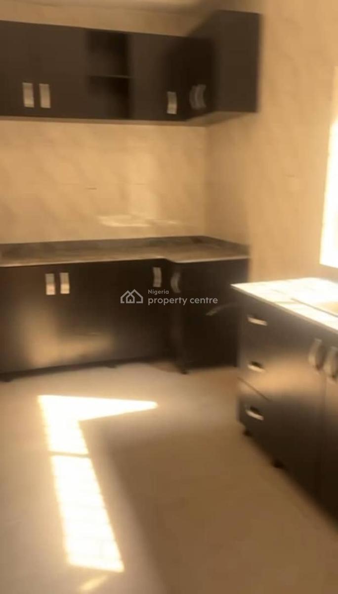 Lovely 3bedroom Flat, Oyadiran Estate, Yaba, Lagos, Flat / Apartment for Rent