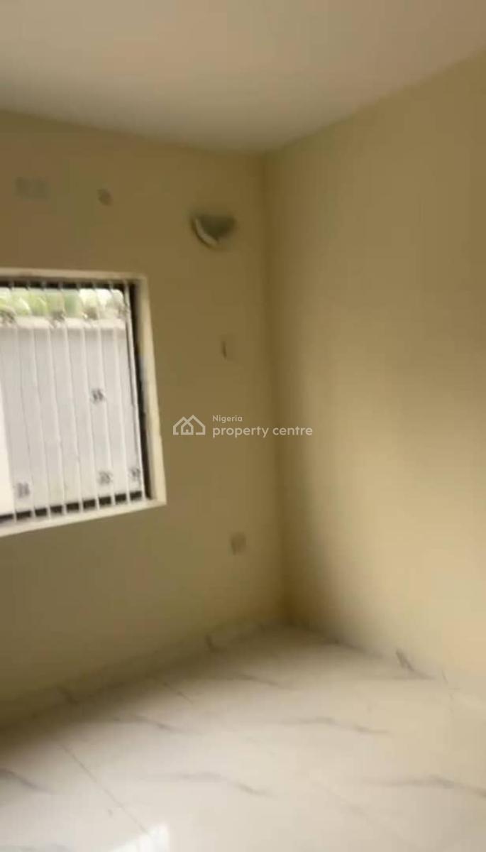 Lovely 3bedroom Flat, Oyadiran Estate, Yaba, Lagos, Flat / Apartment for Rent