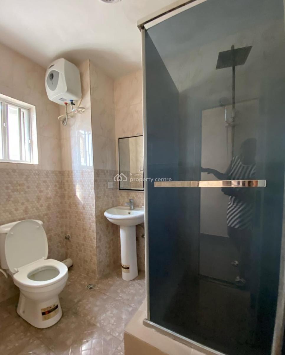 Serviced 3 Bedrooms En-suite Flat with an Enclosed Fitted Kitchen / Heat Extractor, Lekki Phase 1, Lekki, Lagos, Flat / Apartment for Rent