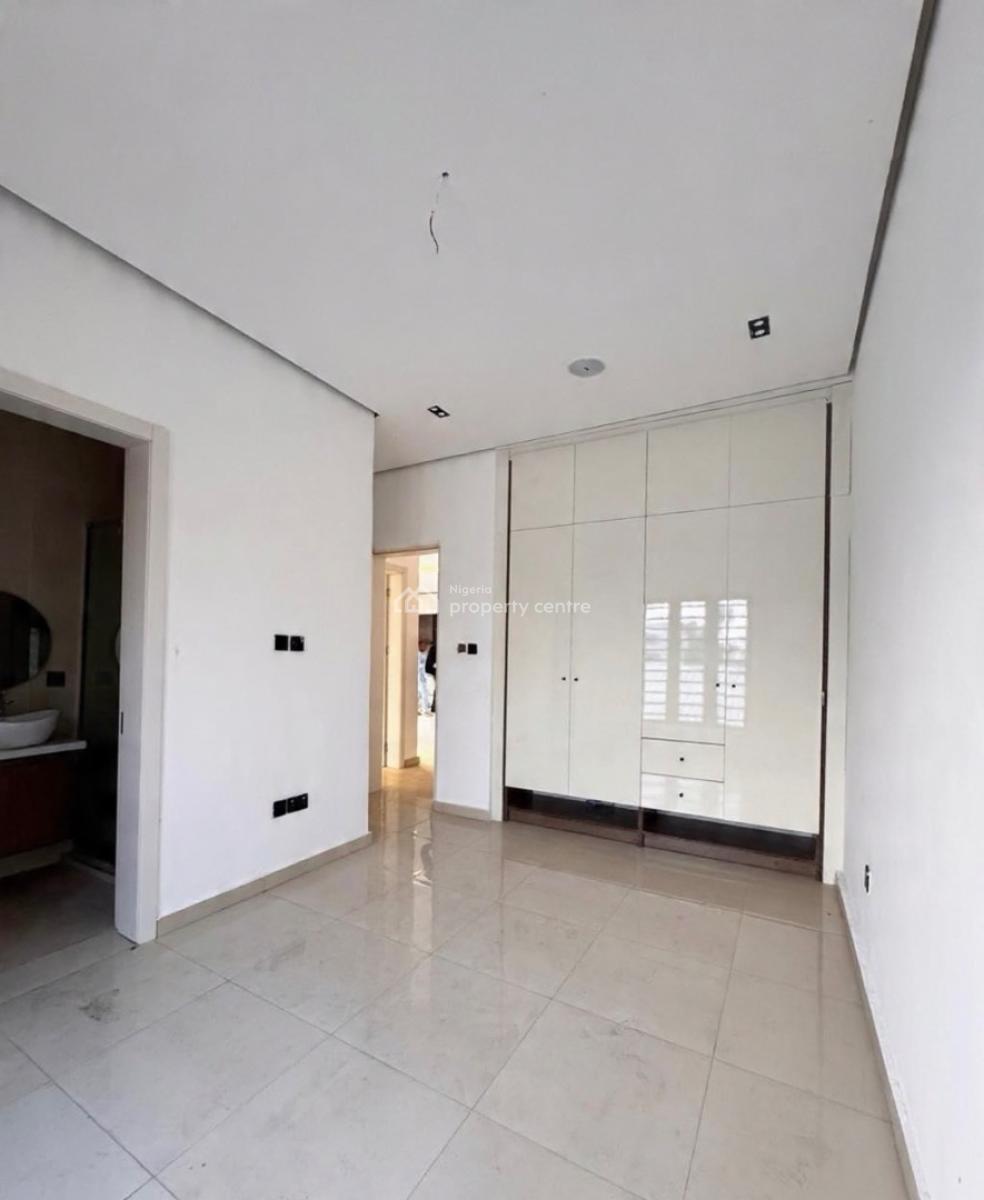 Fully Serviced 2 Bedroom Apartment with Bq, Lekki Phase 1, Lekki Phase 1, Lekki, Lagos, Block of Flats for Sale