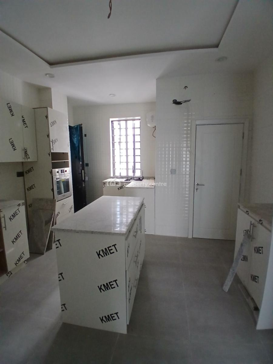 Well-finished and Serviced 3 Bedroom En-suite Flat with an Enclosed Fi, Lekki Phase 1, Lekki, Lagos, Flat / Apartment for Sale
