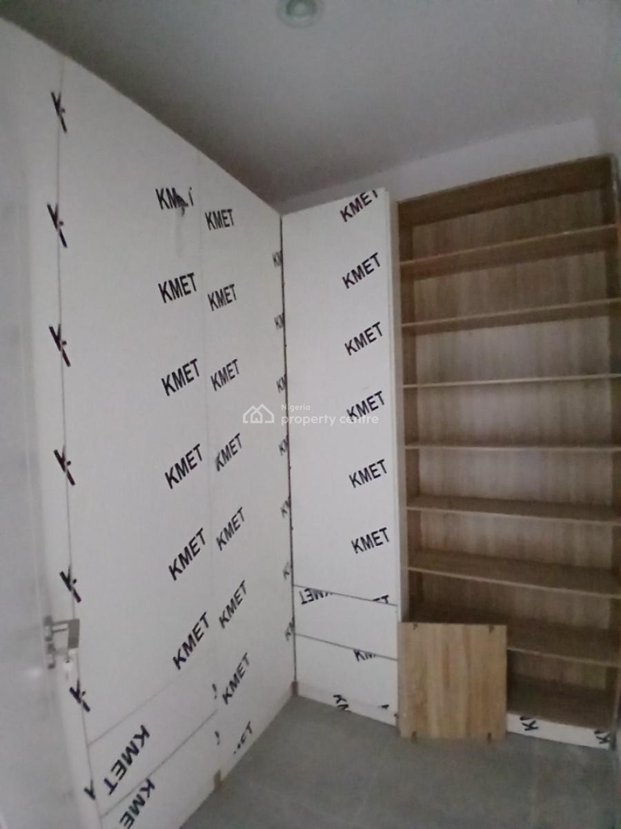 Well-finished and Serviced 3 Bedroom En-suite Flat with an Enclosed Fi, Lekki Phase 1, Lekki, Lagos, Flat / Apartment for Sale