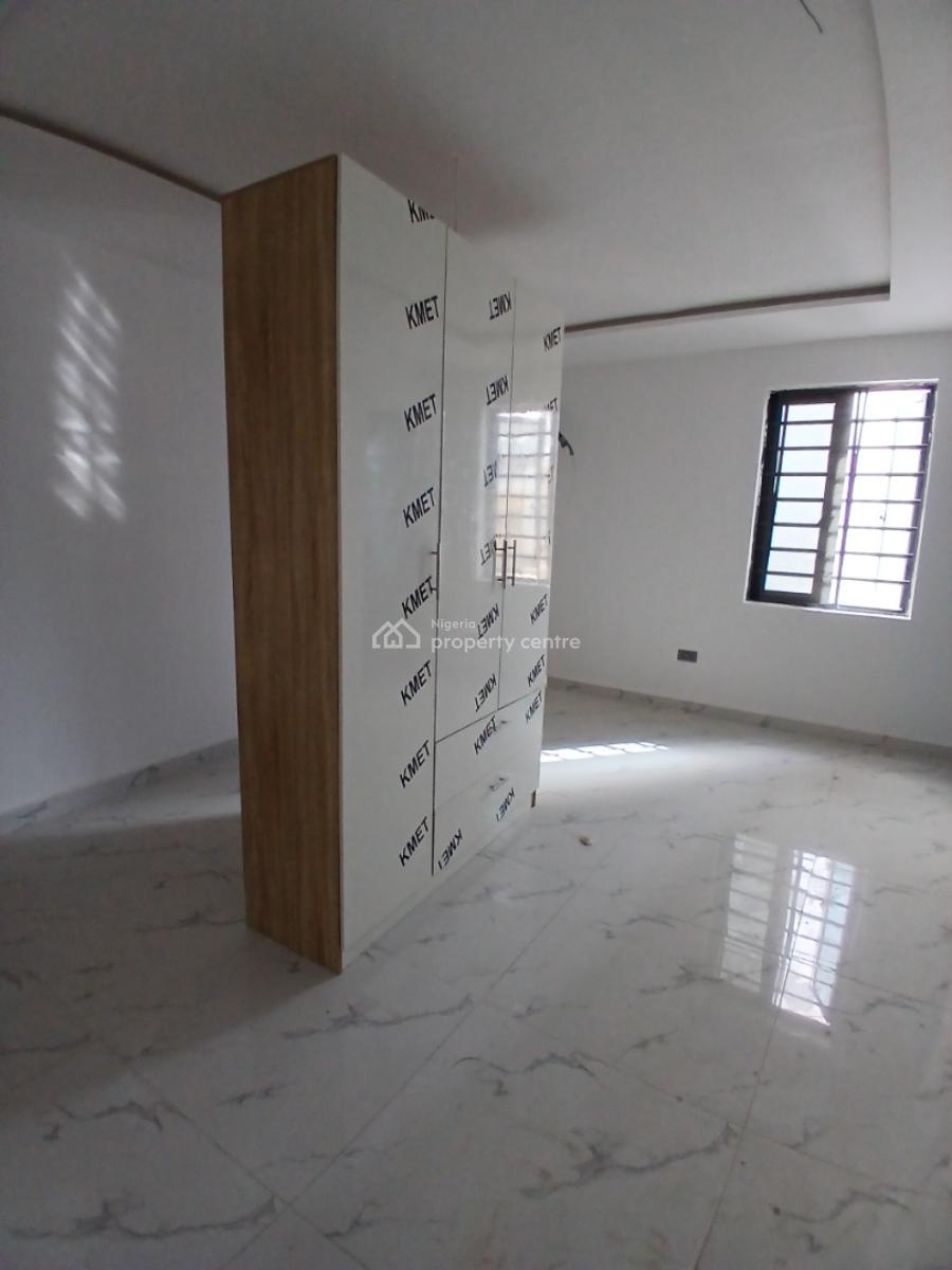 Well-finished and Serviced 3 Bedroom En-suite Flat with an Enclosed Fi, Lekki Phase 1, Lekki, Lagos, Flat / Apartment for Sale