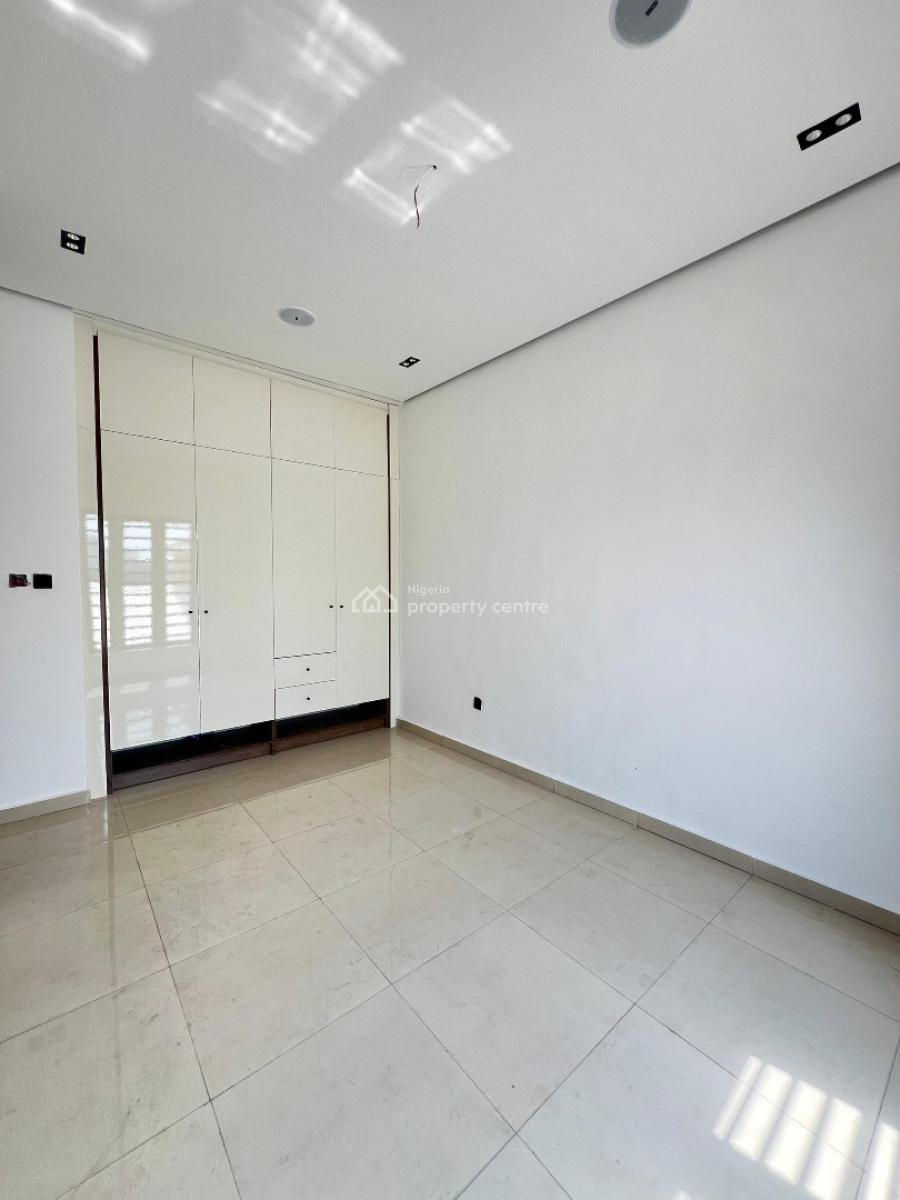 Spacious 2 Bedroom Apartment with and Elevator, Swimming Pool and Gym, Lekki Phase 1, Lekki, Lagos, Flat / Apartment for Sale