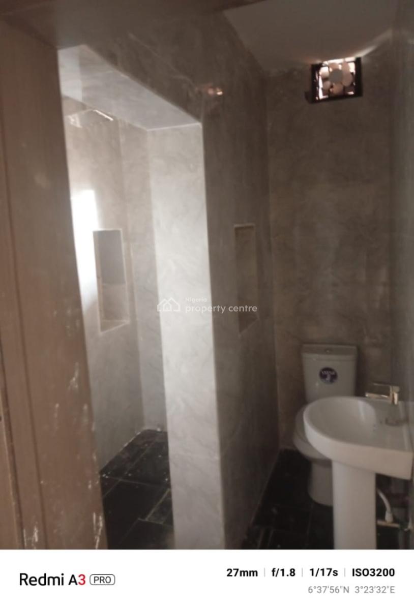 Executive 3 Bedroom Flat, Gra Phase 1, Magodo, Lagos, Flat / Apartment for Rent