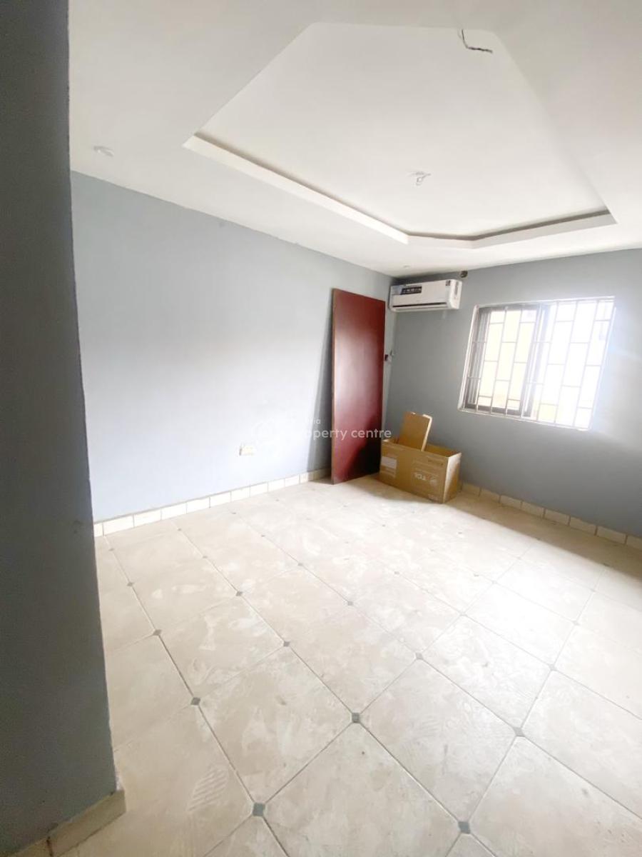 a Renovated Spacious 3 Bedroom Flat Upstairs, in Secured Gra Estate Magodo Phase 2, Magodo, Lagos, Flat / Apartment for Rent