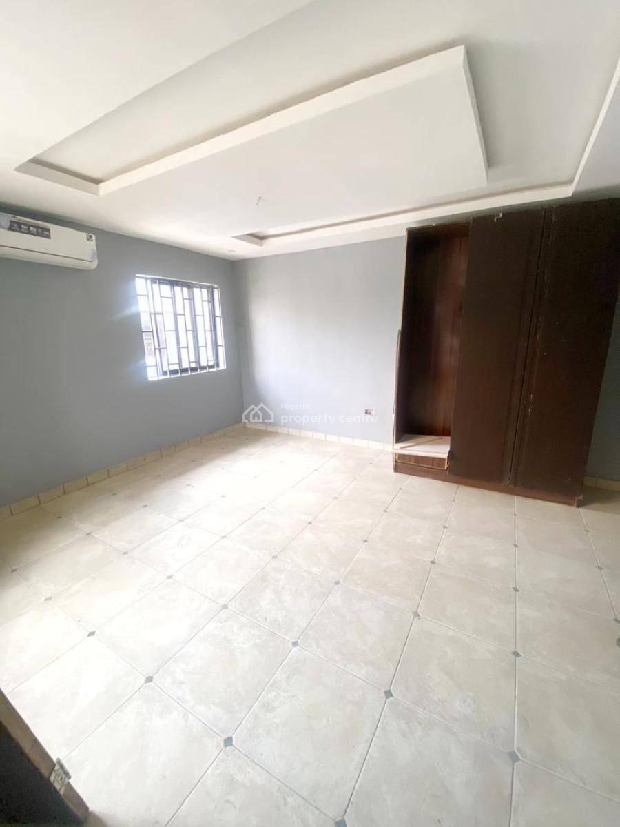 a Renovated Spacious 3 Bedroom Flat Upstairs, in Secured Gra Estate Magodo Phase 2, Magodo, Lagos, Flat / Apartment for Rent
