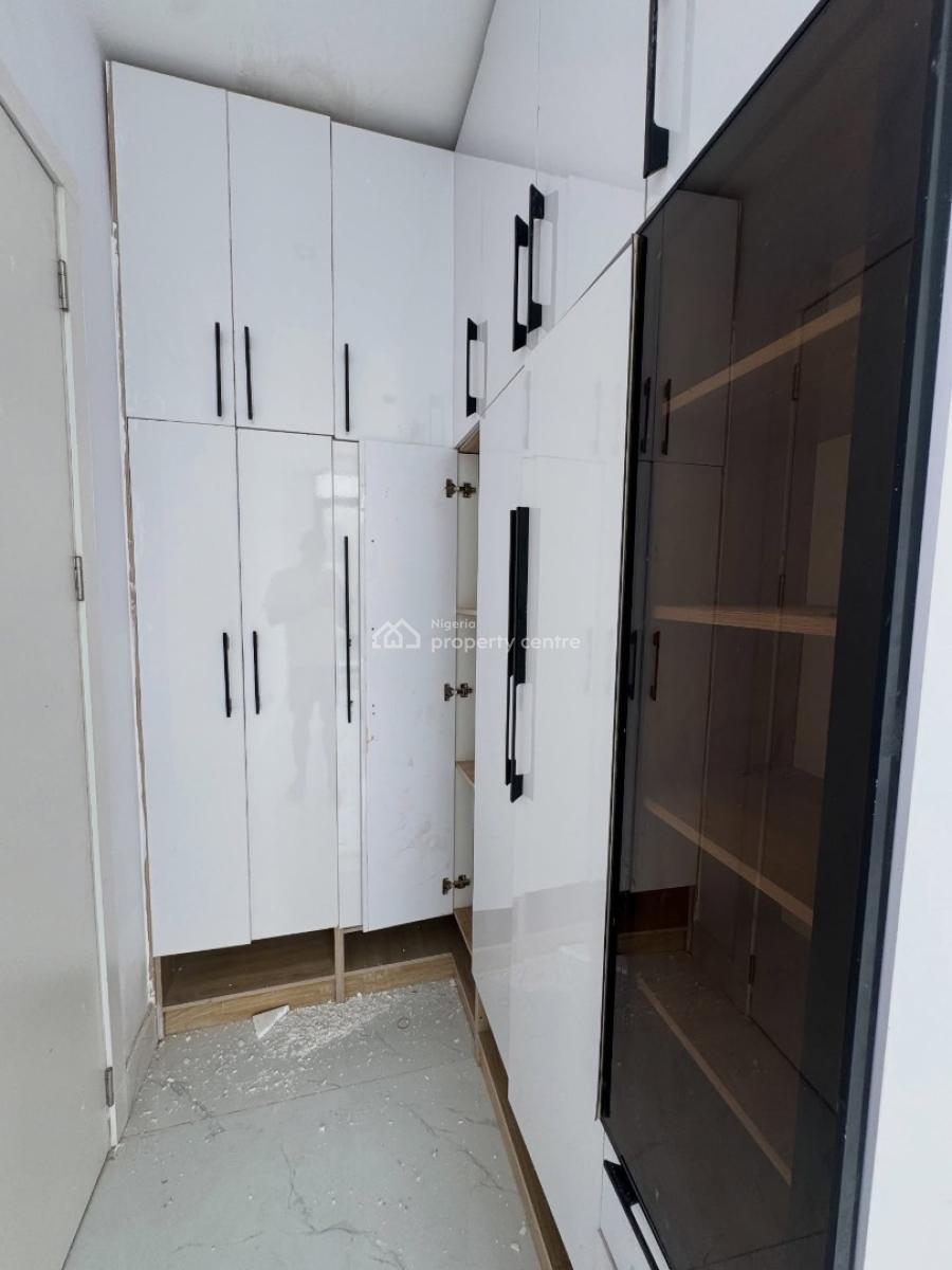 Well Built 2 Bedroom Apartment with Elevator and Gym, Lekki Phase 1, Lekki, Lagos, Flat / Apartment for Sale