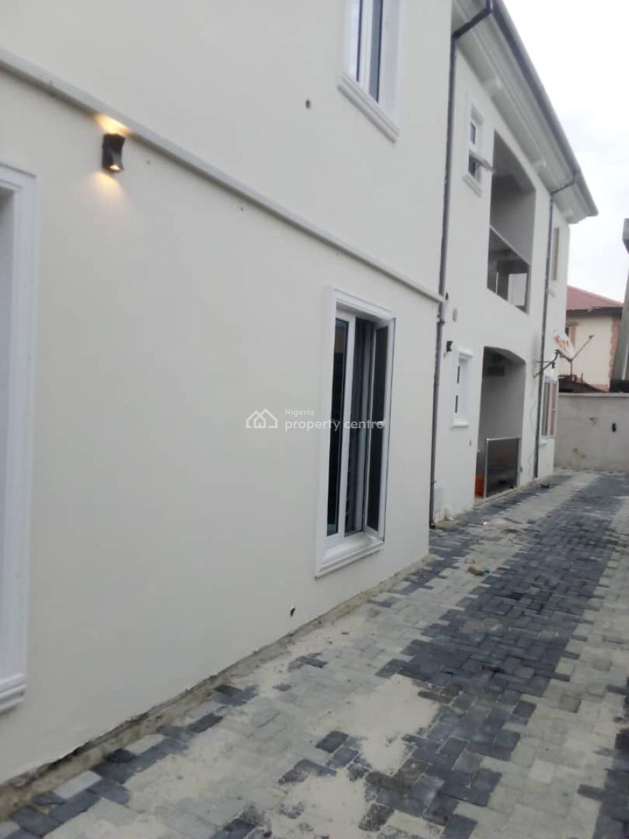 Sharp 3 Bedroom Upstairs Apartment, United Estate, Sangotedo, Ajah, Lagos, Flat / Apartment for Rent