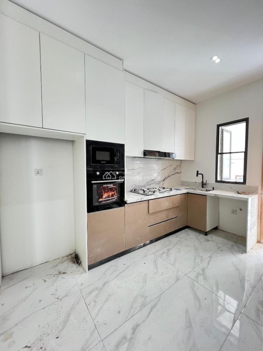 Spacious 2 Bedroom Apartment, Lekki Phase 1, Lekki, Lagos, Flat / Apartment for Sale