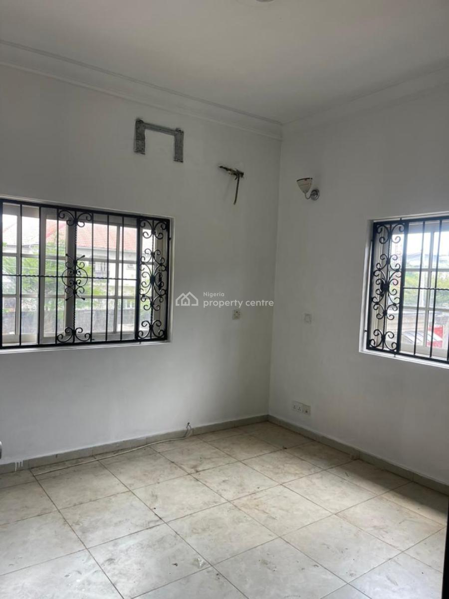 Clean 3 Bedroom Flat, Lekki Right Hand Side, Lekki Phase 1, Lekki, Lagos, Flat / Apartment for Rent