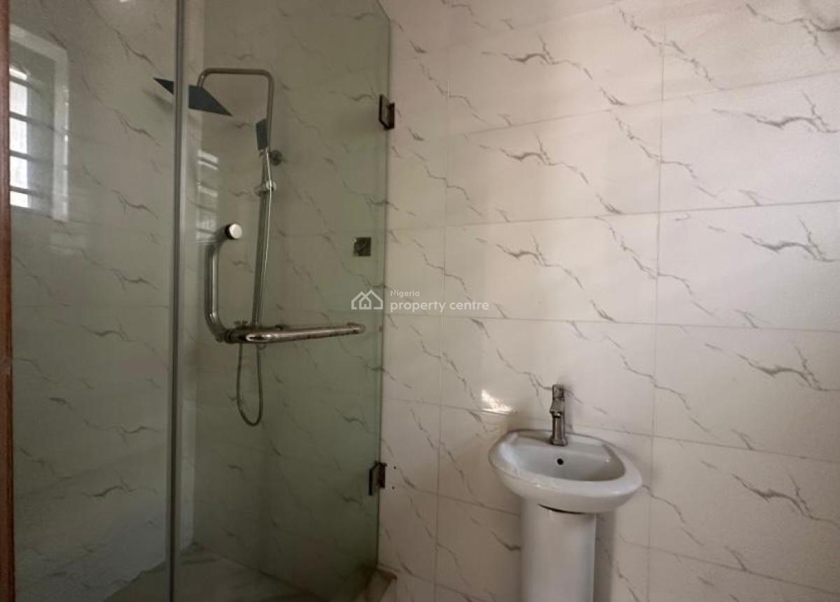 Well Maintained Spacious 2 Bedrooms Apartment, Lekki Phase 1, Lekki, Lagos, Flat / Apartment for Rent