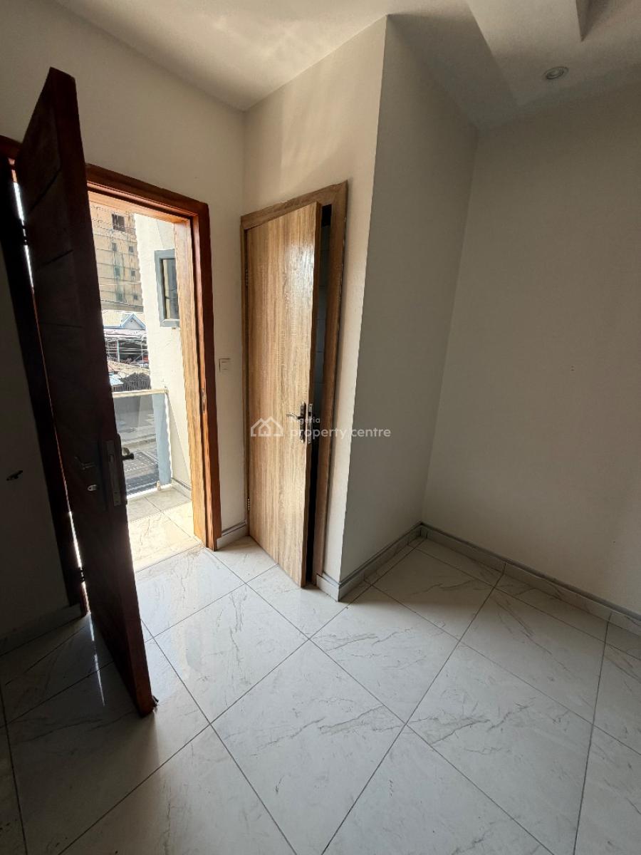 Lovely 2 Bedroom on First Floor, Ilasan, Lekki, Lagos, Flat / Apartment for Rent