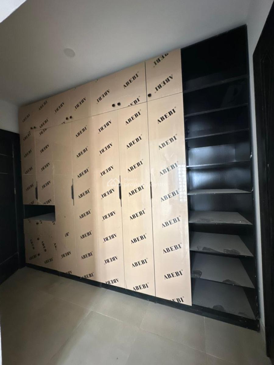 Spacious Built 4 Bedroom Apartment with Bq, Lekki Phase 1, Lekki, Lagos, Flat / Apartment for Sale