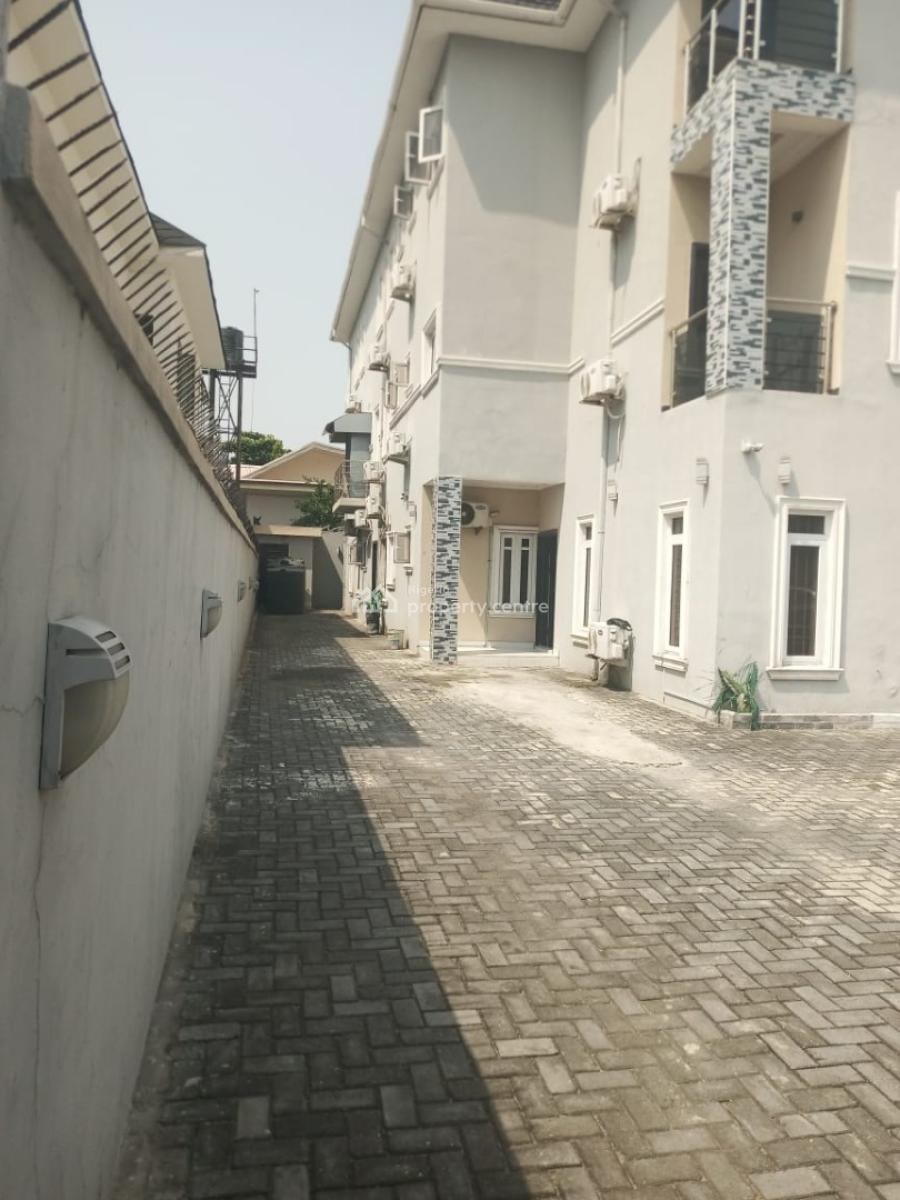 Spacious and Classy and Well Maintained 2bedroom Apartment.with Acs., Off Admiralty Way, Lekki Phase 1, Lekki, Lagos, Flat / Apartment for Rent
