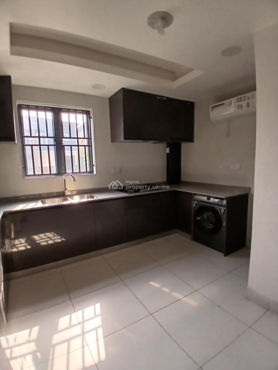 Serviced with 24/7 Power Supply 3 Bedroom En-suite Apartment with an O, Lekki Phase 1, Lekki, Lagos, Flat / Apartment for Rent