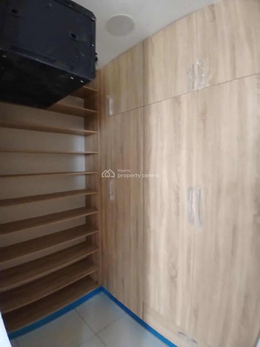 Serviced with 24/7 Power Supply 3 Bedroom En-suite Apartment with an O, Lekki Phase 1, Lekki, Lagos, Flat / Apartment for Rent