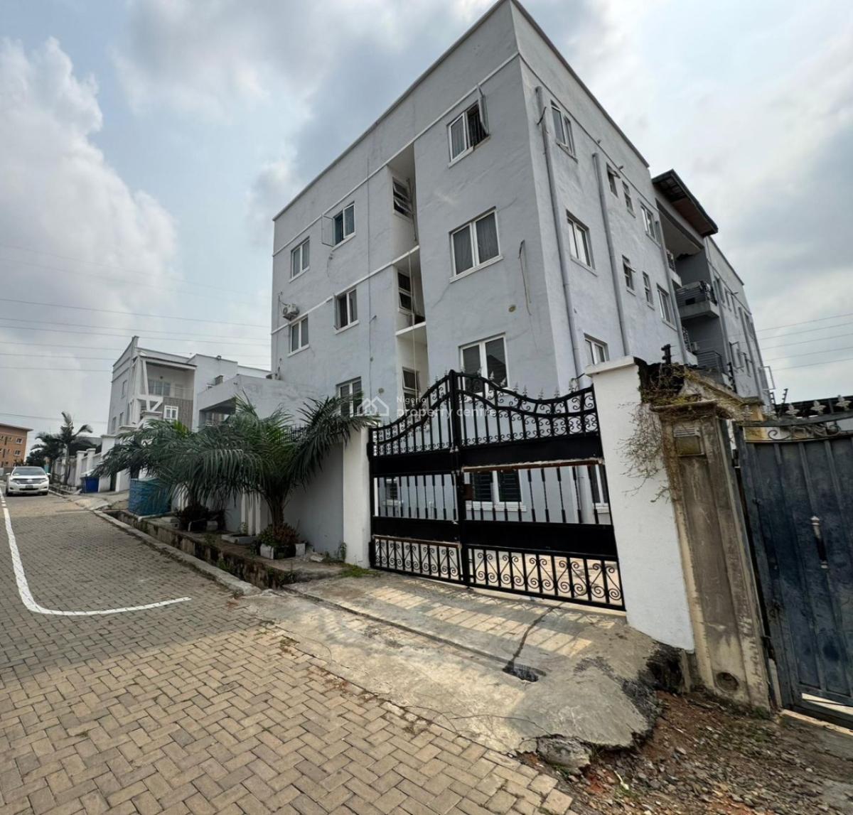 Lovely & Well Maintained Luxurious 3bedroom Apartment, Magodo Gra Phase 1, Gra Phase 1, Magodo, Lagos, Block of Flats for Sale