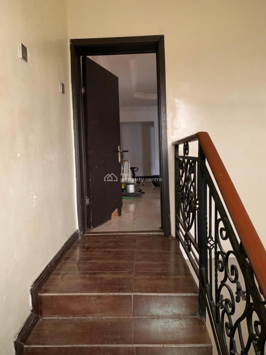 4 Bedroom Upstairs  Spacious  Private Staircase  All Rooms En Suite, Shangisha, Gra Phase 2, Magodo, Lagos, Flat / Apartment for Rent