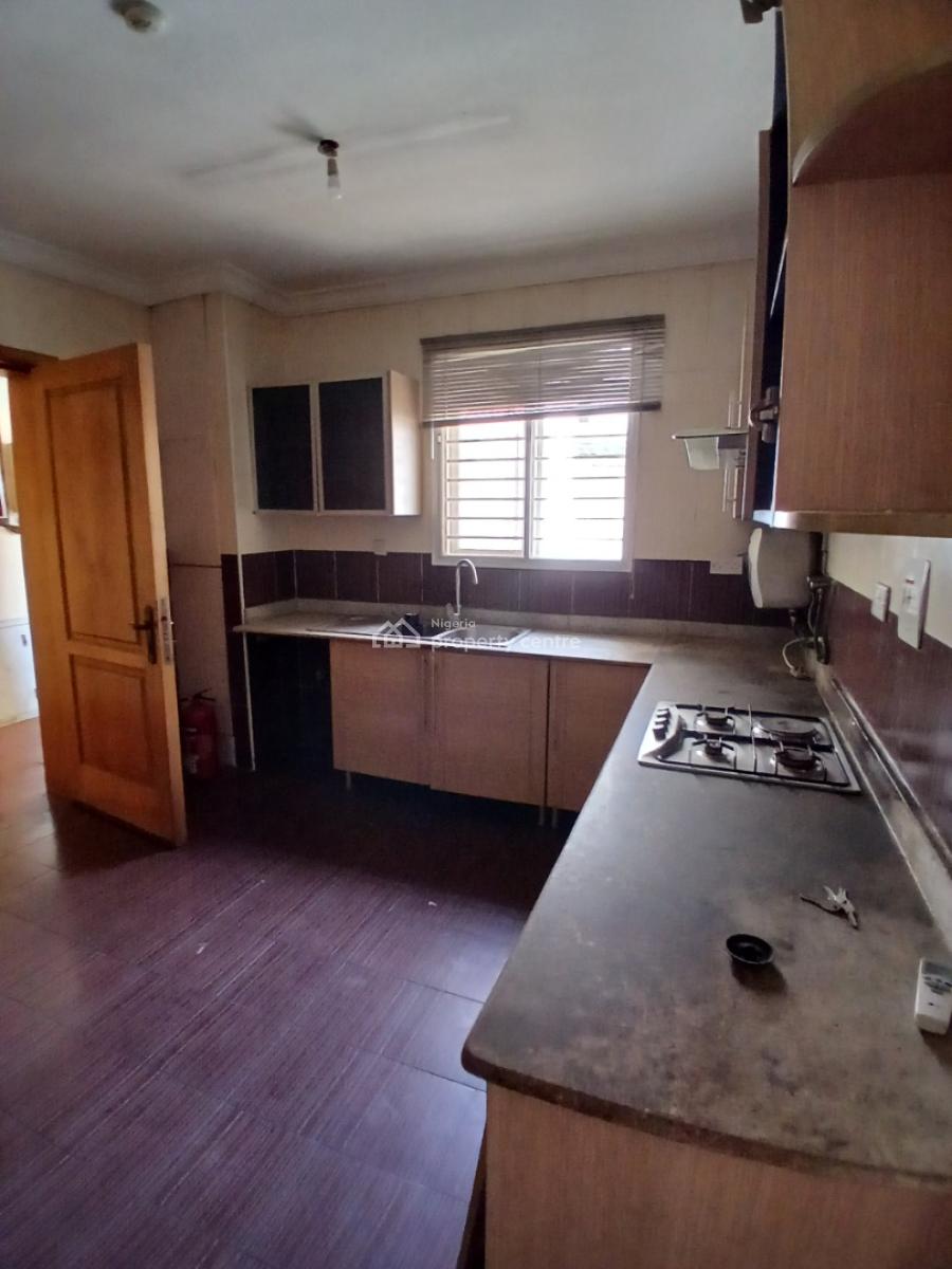 Serviced 3 Bedroom En-suite Flat with an Enclosed Fitted Kitchen/pantr, Lekki Phase 1, Lekki, Lagos, Flat / Apartment for Rent