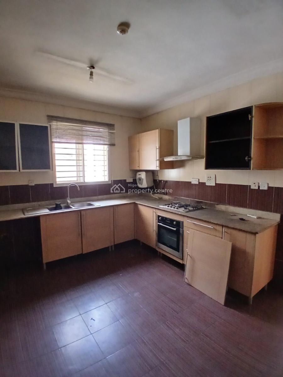 Serviced 3 Bedroom En-suite Flat with an Enclosed Fitted Kitchen/pantr, Lekki Phase 1, Lekki, Lagos, Flat / Apartment for Rent