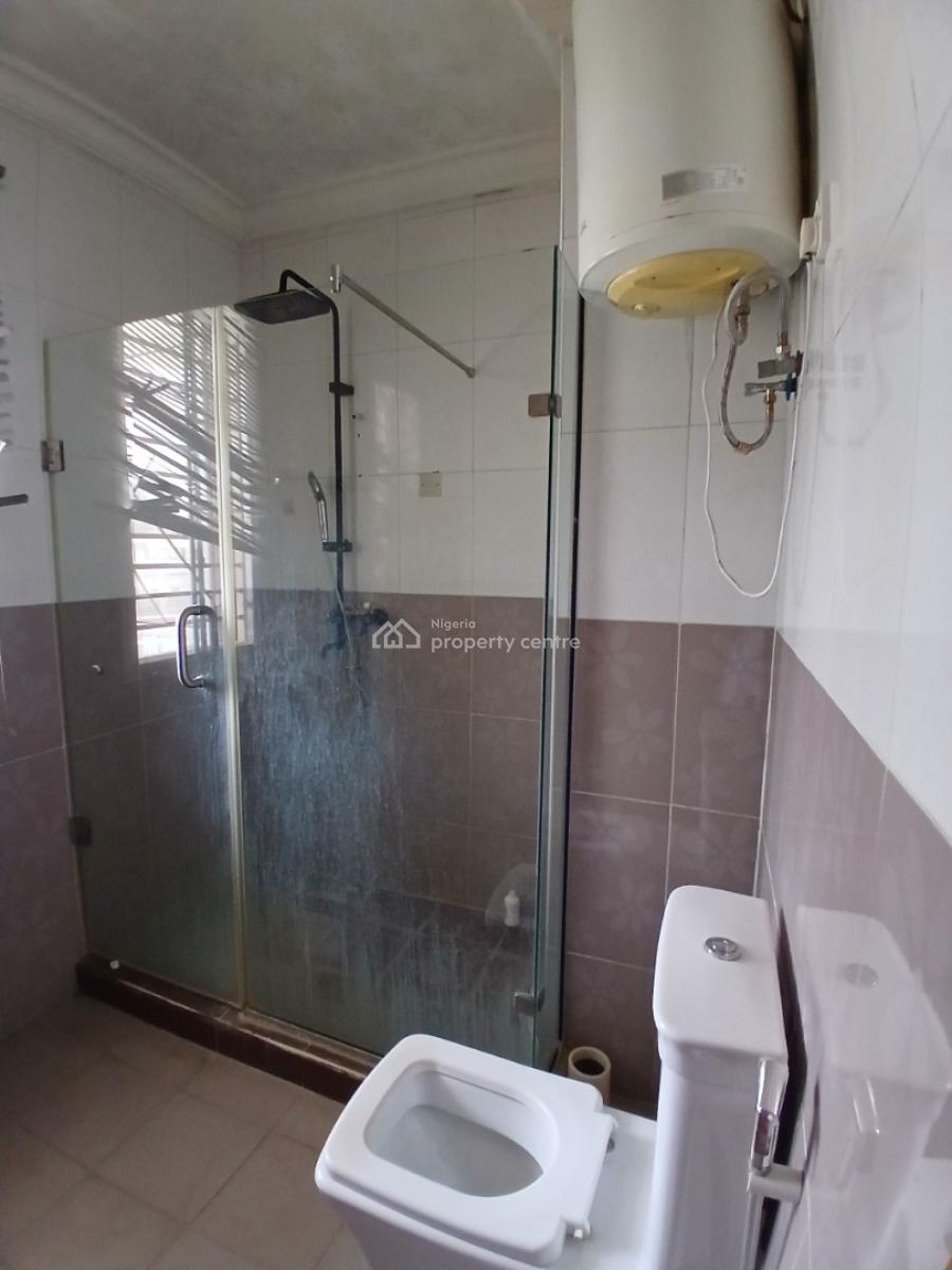 Serviced 3 Bedroom En-suite Flat with an Enclosed Fitted Kitchen/pantr, Lekki Phase 1, Lekki, Lagos, Flat / Apartment for Rent