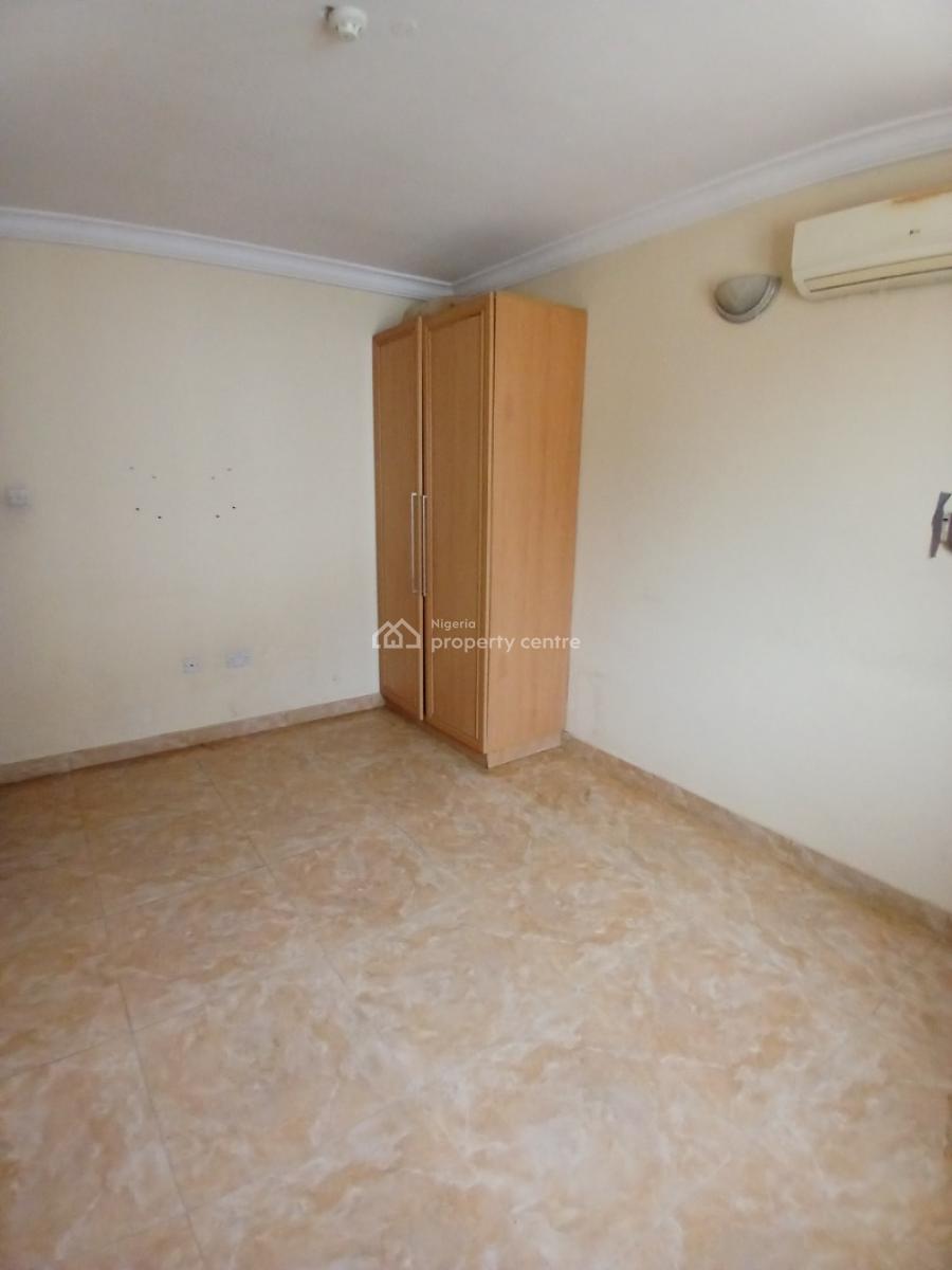 Serviced 3 Bedroom En-suite Flat with an Enclosed Fitted Kitchen/pantr, Lekki Phase 1, Lekki, Lagos, Flat / Apartment for Rent