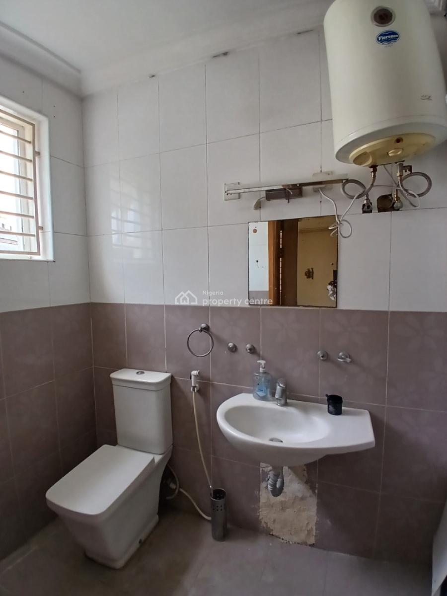 Serviced 3 Bedroom En-suite Flat with an Enclosed Fitted Kitchen/pantr, Lekki Phase 1, Lekki, Lagos, Flat / Apartment for Rent