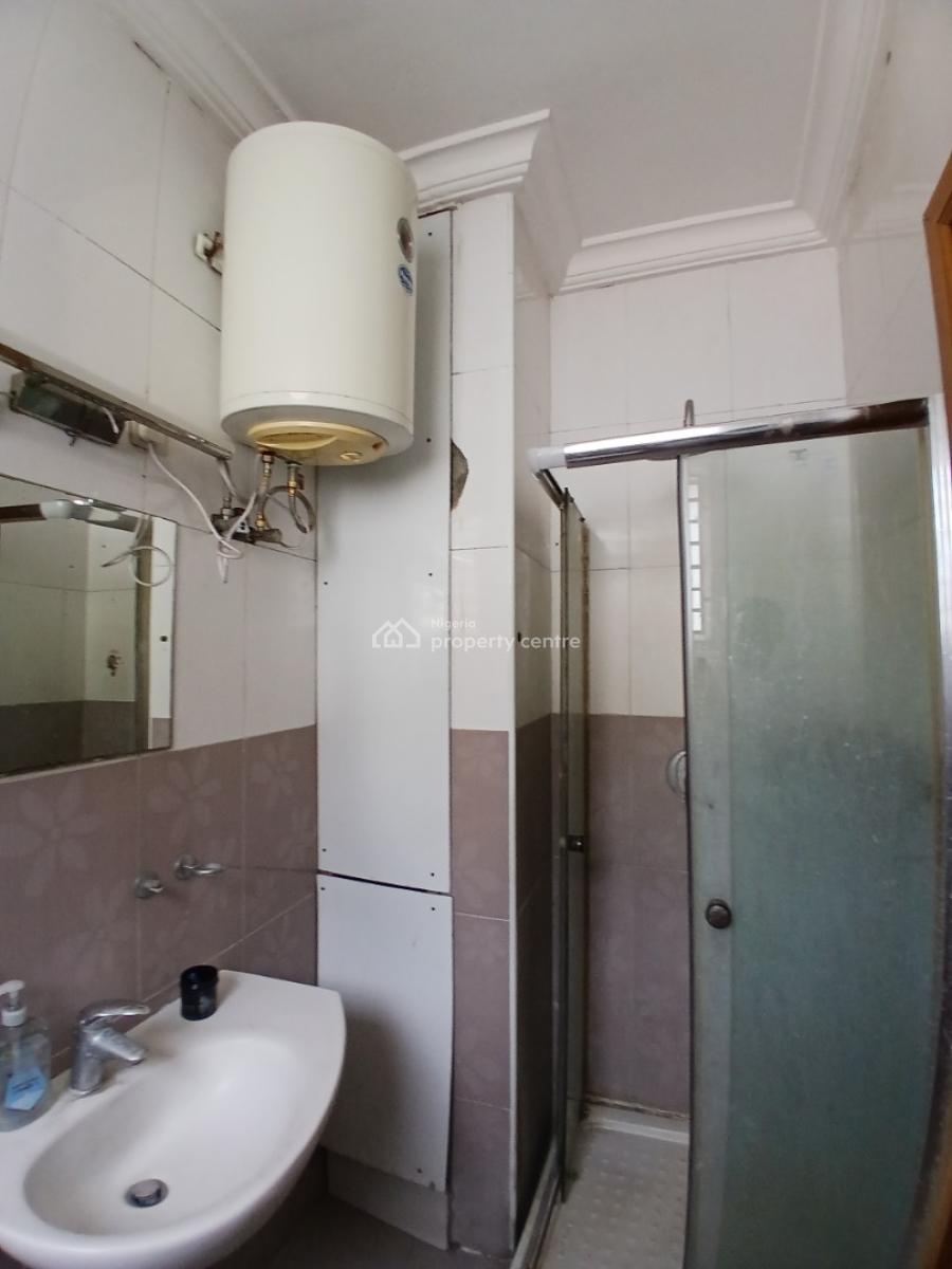 Serviced 3 Bedroom En-suite Flat with an Enclosed Fitted Kitchen/pantr, Lekki Phase 1, Lekki, Lagos, Flat / Apartment for Rent