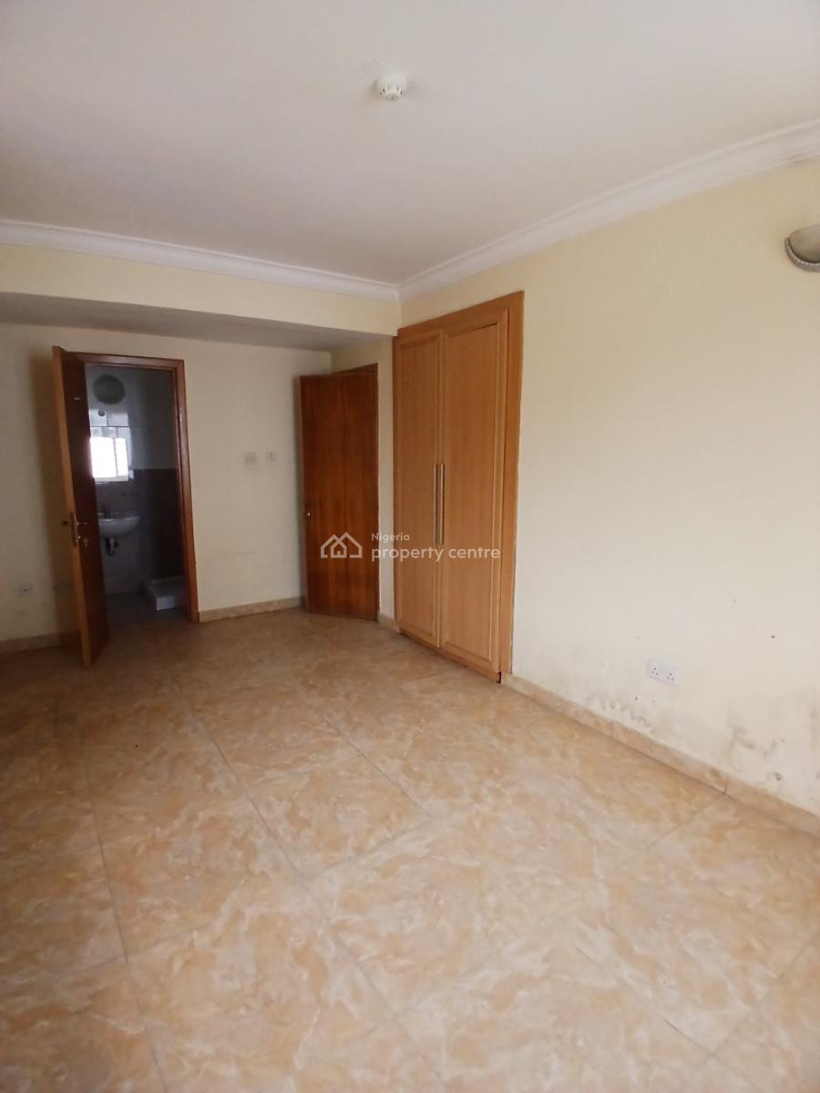 Serviced 3 Bedroom En-suite Flat with an Enclosed Fitted Kitchen/pantr, Lekki Phase 1, Lekki, Lagos, Flat / Apartment for Rent