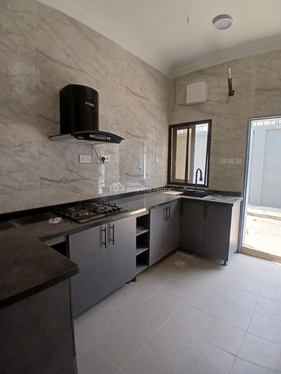 Serviced with 24/7 Power Supply 3 Bedroom En-suite Flat with an Enclos, Lekki Phase 1, Lekki, Lagos, Flat / Apartment for Rent