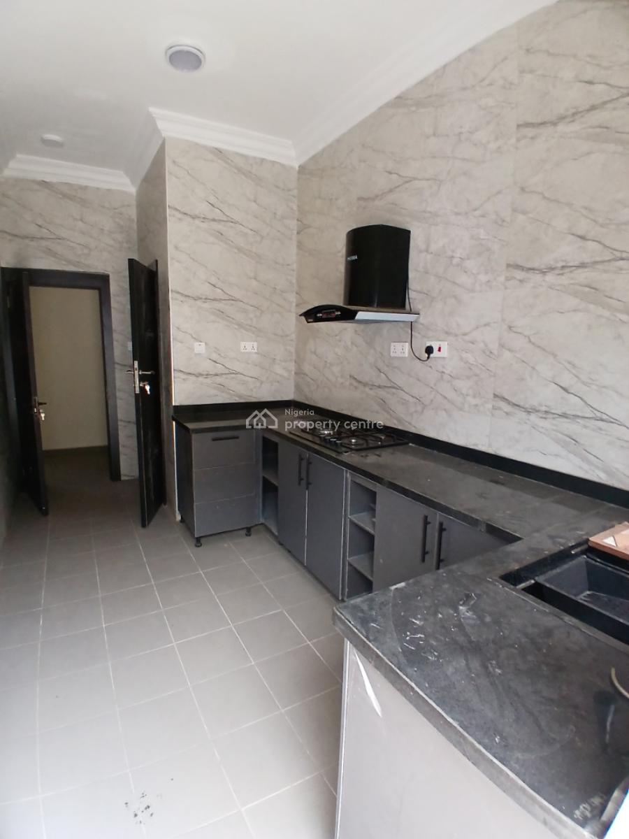 Serviced with 24/7 Power Supply 3 Bedroom En-suite Flat with an Enclos, Lekki Phase 1, Lekki, Lagos, Flat / Apartment for Rent