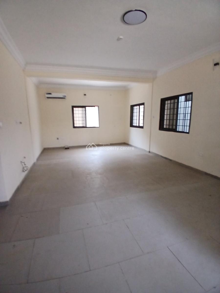 Serviced with 24/7 Power Supply 3 Bedroom En-suite Flat with an Enclos, Lekki Phase 1, Lekki, Lagos, Flat / Apartment for Rent