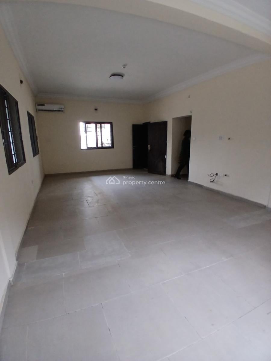 Serviced with 24/7 Power Supply 3 Bedroom En-suite Flat with an Enclos, Lekki Phase 1, Lekki, Lagos, Flat / Apartment for Rent