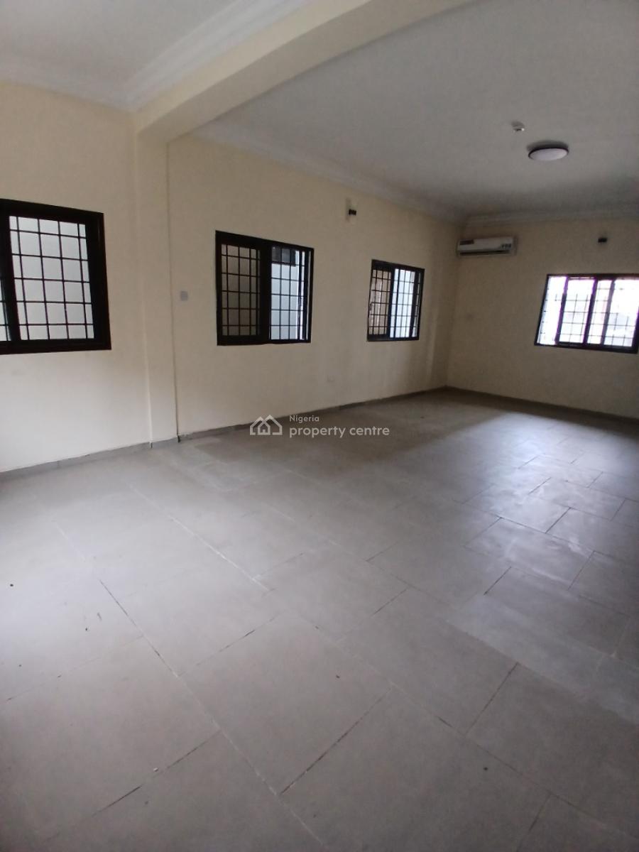 Serviced with 24/7 Power Supply 3 Bedroom En-suite Flat with an Enclos, Lekki Phase 1, Lekki, Lagos, Flat / Apartment for Rent