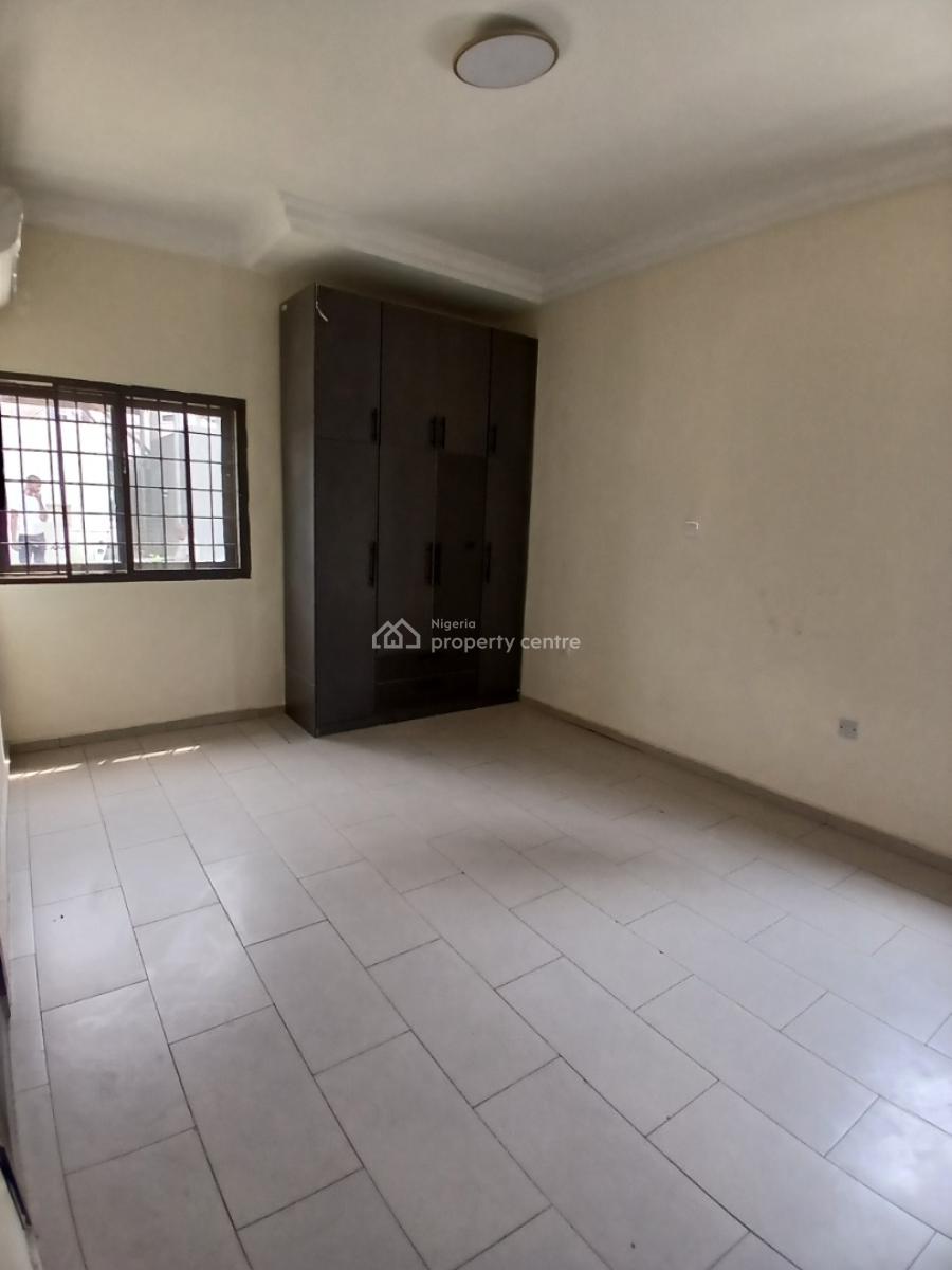 Serviced with 24/7 Power Supply 3 Bedroom En-suite Flat with an Enclos, Lekki Phase 1, Lekki, Lagos, Flat / Apartment for Rent
