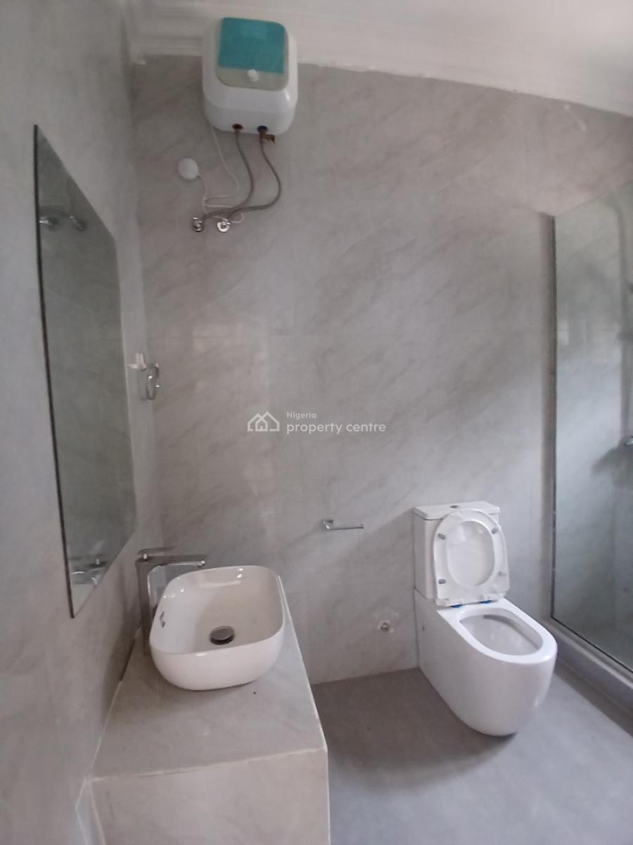 Serviced with 24/7 Power Supply 3 Bedroom En-suite Flat with an Enclos, Lekki Phase 1, Lekki, Lagos, Flat / Apartment for Rent