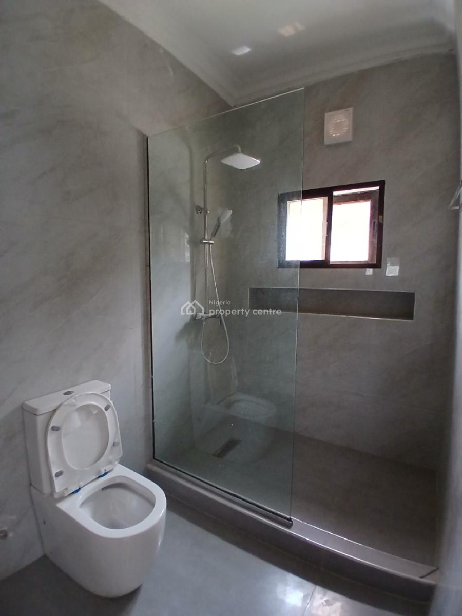 Serviced with 24/7 Power Supply 3 Bedroom En-suite Flat with an Enclos, Lekki Phase 1, Lekki, Lagos, Flat / Apartment for Rent