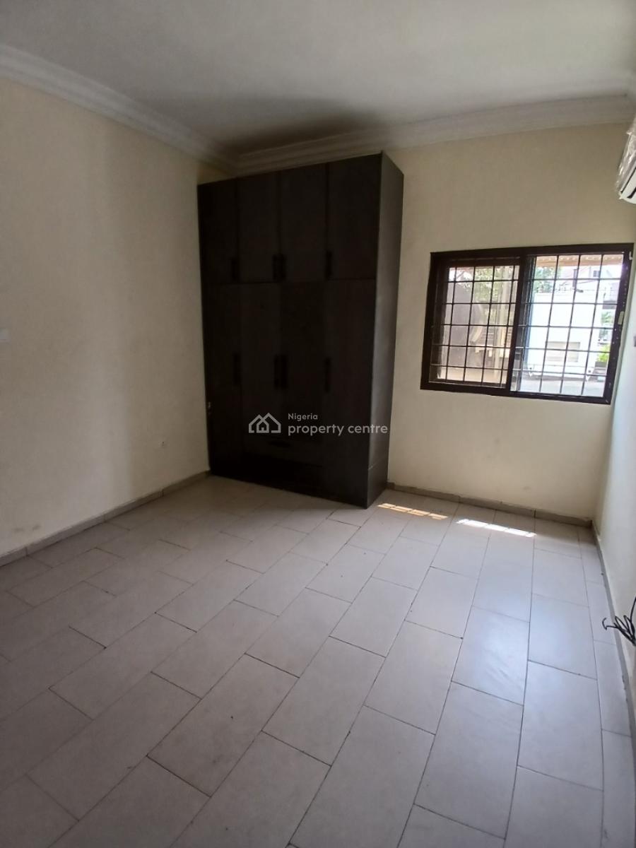 Serviced with 24/7 Power Supply 3 Bedroom En-suite Flat with an Enclos, Lekki Phase 1, Lekki, Lagos, Flat / Apartment for Rent