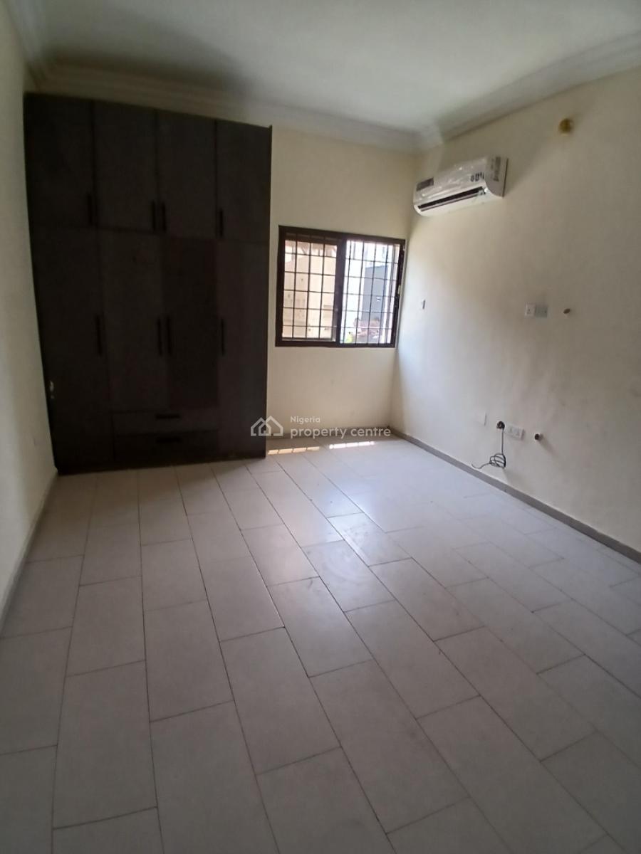 Serviced with 24/7 Power Supply 3 Bedroom En-suite Flat with an Enclos, Lekki Phase 1, Lekki, Lagos, Flat / Apartment for Rent