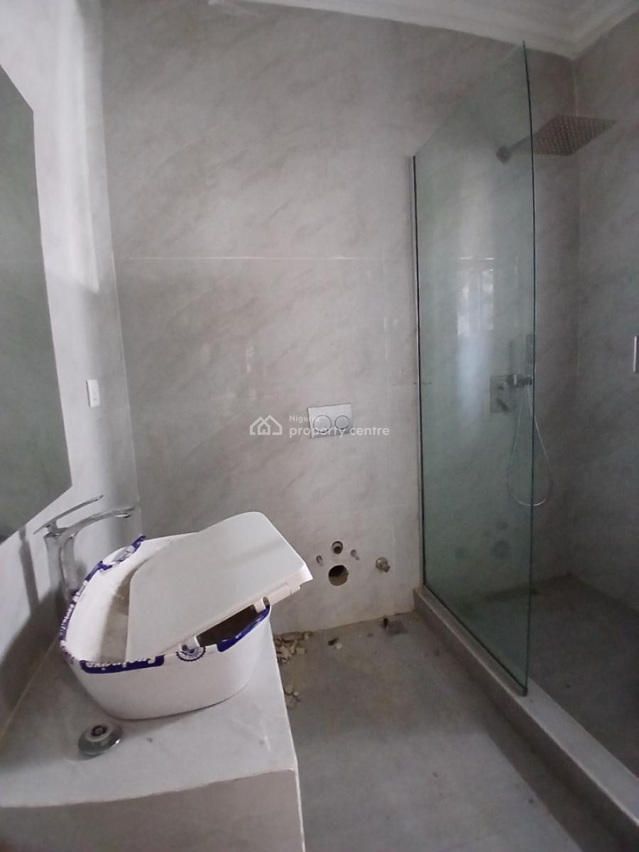 Serviced with 24/7 Power Supply 3 Bedroom En-suite Flat with an Enclos, Lekki Phase 1, Lekki, Lagos, Flat / Apartment for Rent