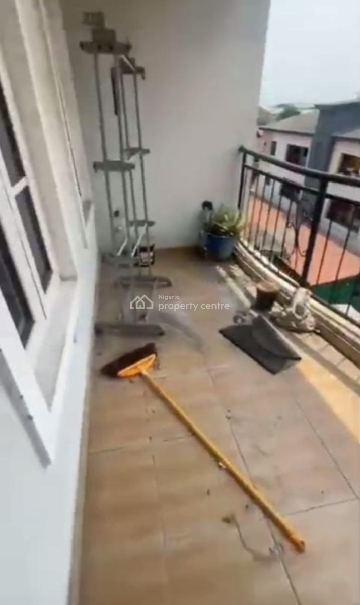 Standard Spacious 3 Bedroom Apartment Upstairs, Onike, Yaba, Lagos, Flat / Apartment for Rent