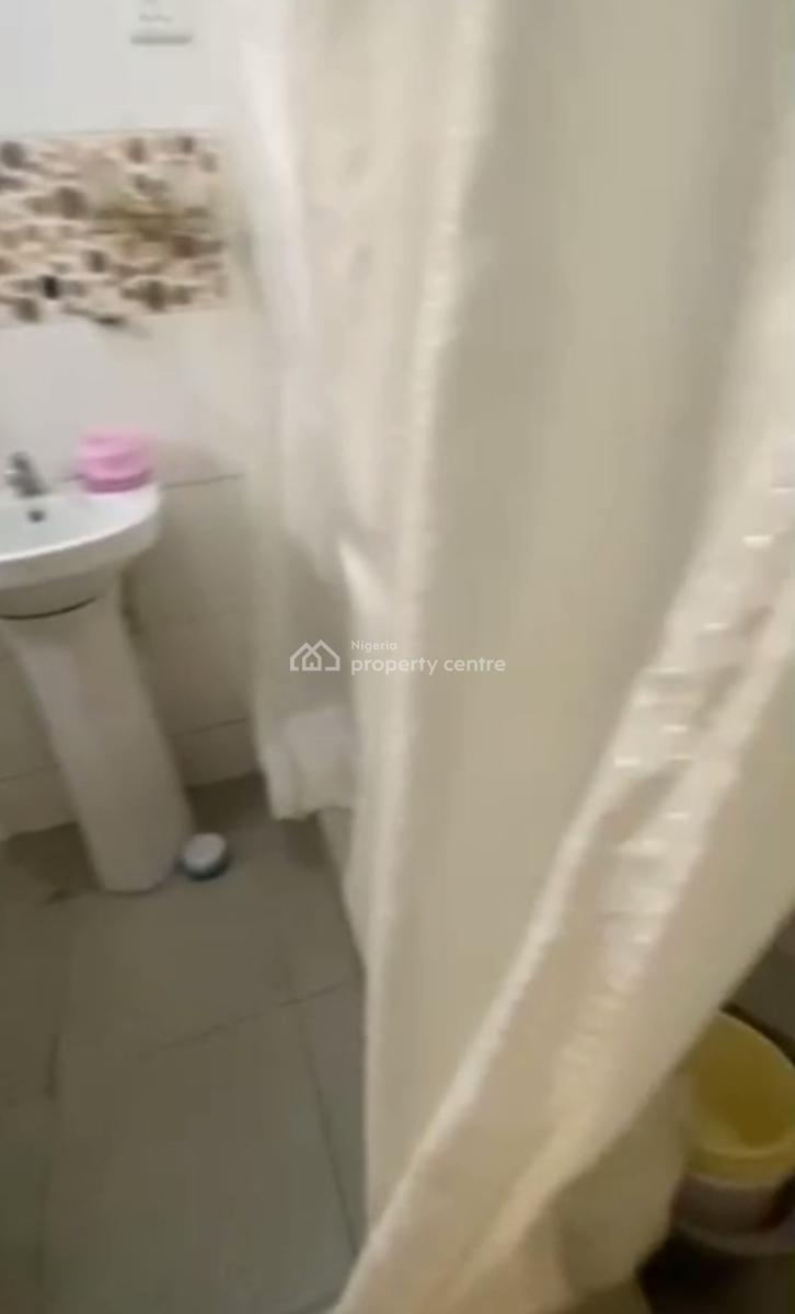 Standard Spacious 3 Bedroom Apartment Upstairs, Onike, Yaba, Lagos, Flat / Apartment for Rent