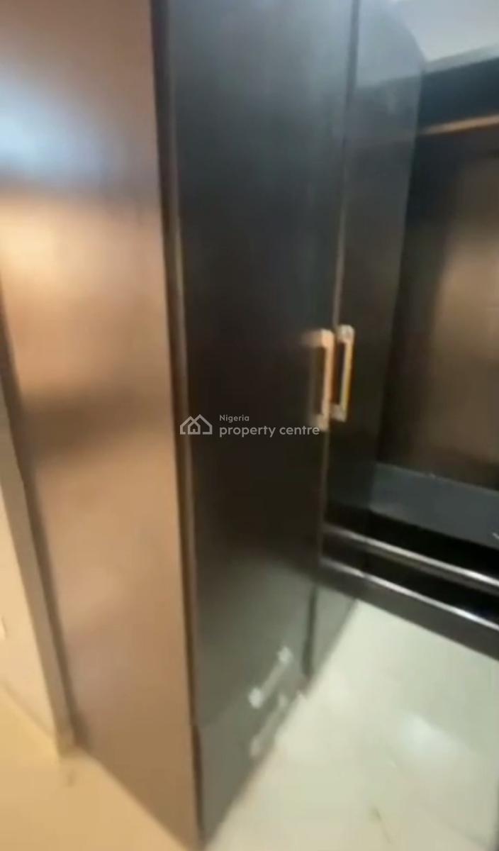 Standard Spacious 3 Bedroom Apartment Upstairs, Onike, Yaba, Lagos, Flat / Apartment for Rent