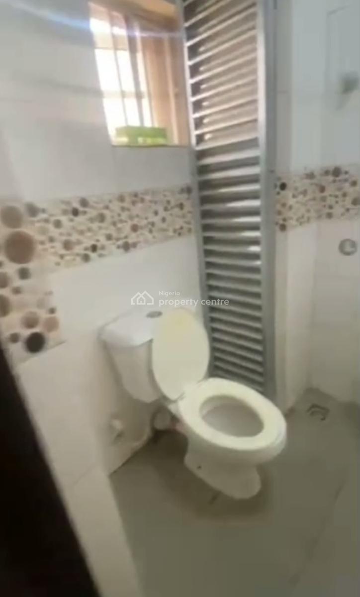 Standard Spacious 3 Bedroom Apartment Upstairs, Onike, Yaba, Lagos, Flat / Apartment for Rent