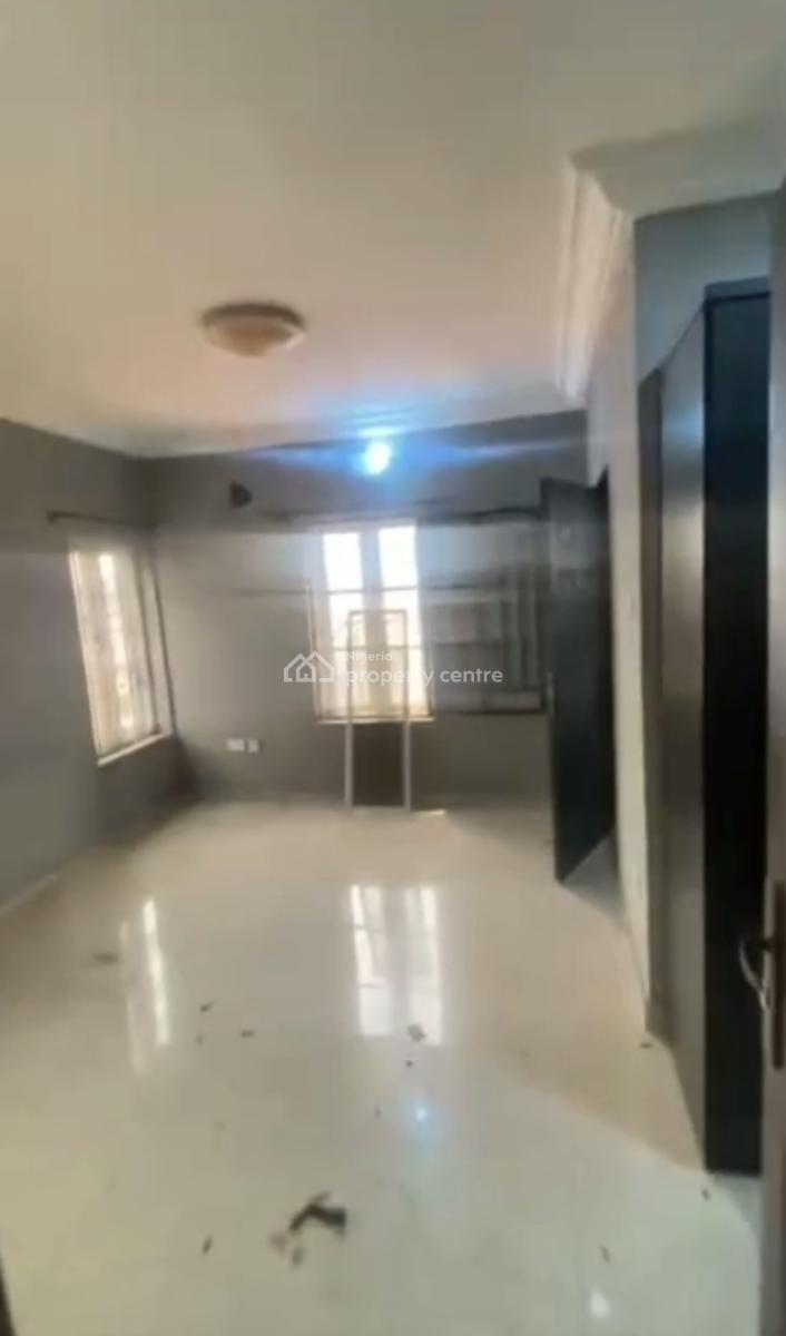 Standard Spacious 3 Bedroom Apartment Upstairs, Onike, Yaba, Lagos, Flat / Apartment for Rent