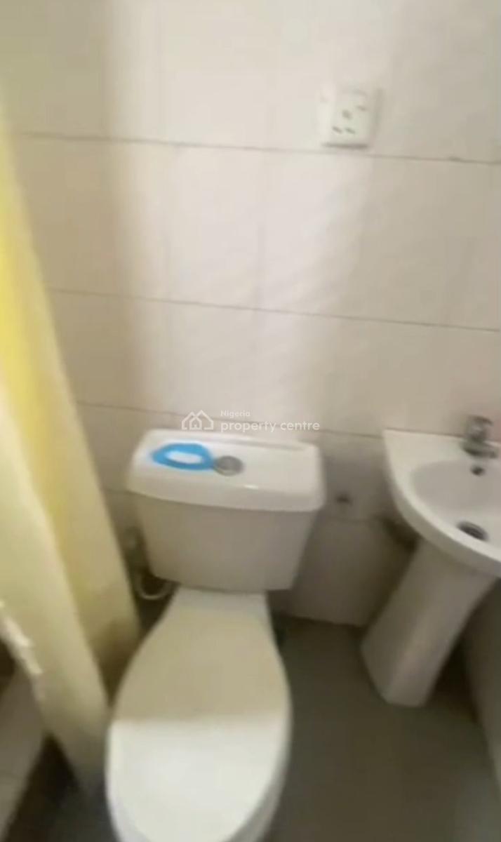 Standard Spacious 3 Bedroom Apartment Upstairs, Onike, Yaba, Lagos, Flat / Apartment for Rent