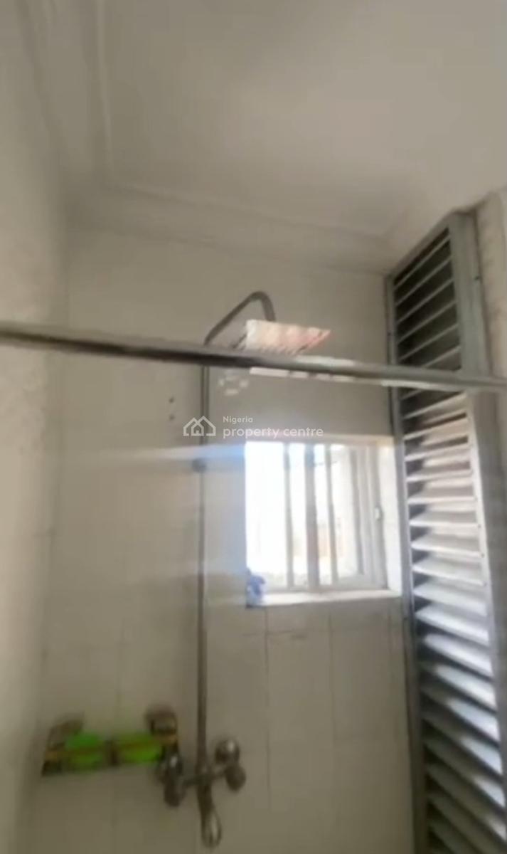 Standard Spacious 3 Bedroom Apartment Upstairs, Onike, Yaba, Lagos, Flat / Apartment for Rent