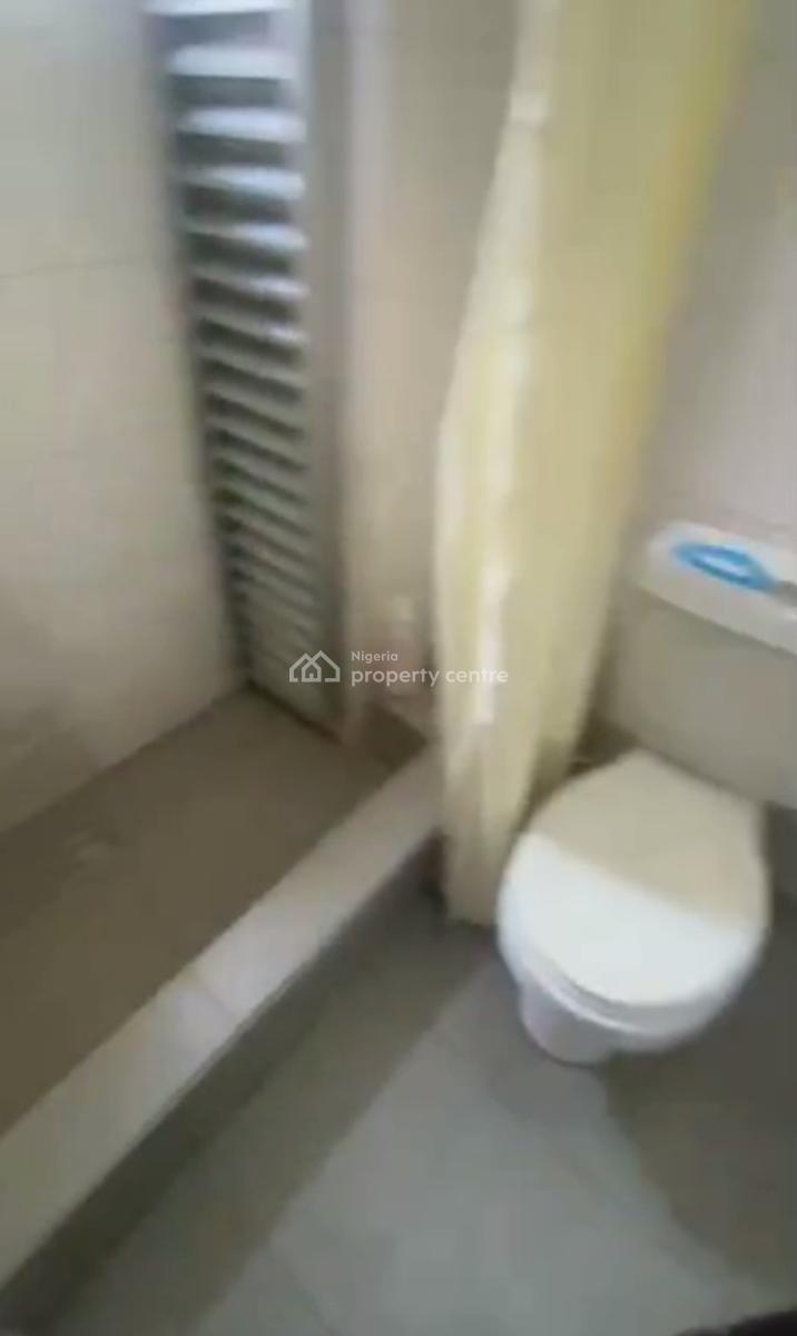 Standard Spacious 3 Bedroom Apartment Upstairs, Onike, Yaba, Lagos, Flat / Apartment for Rent