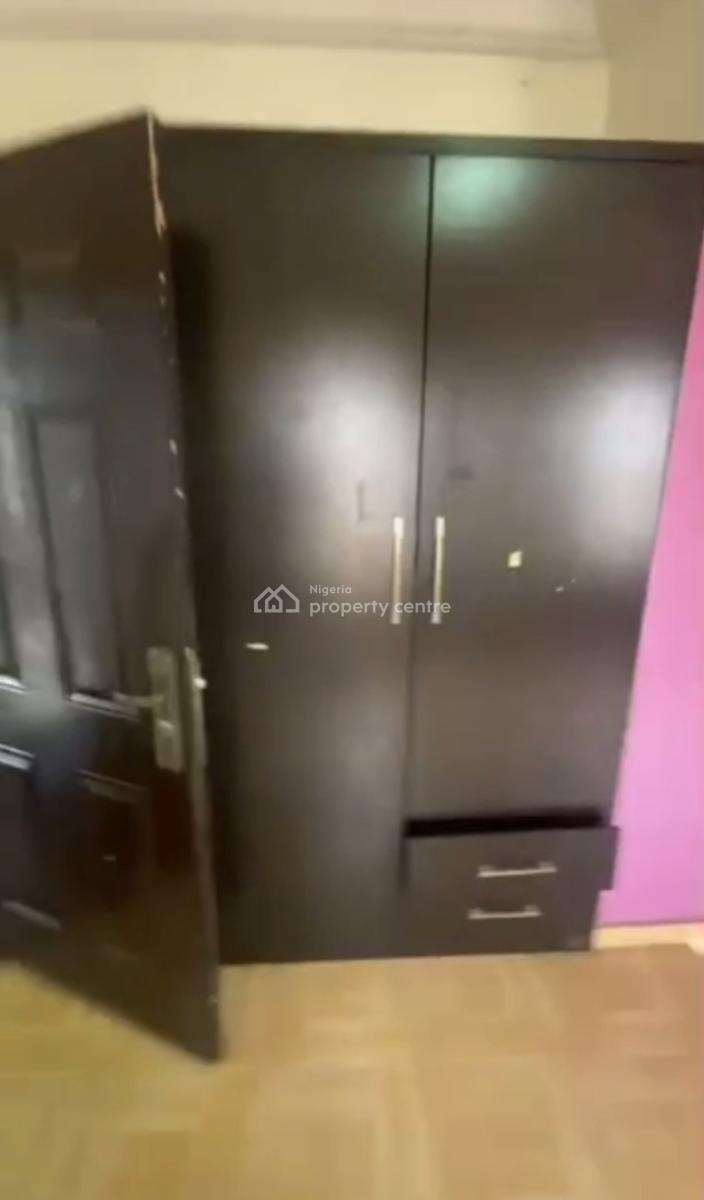 Standard Spacious 3 Bedroom Apartment Upstairs, Onike, Yaba, Lagos, Flat / Apartment for Rent